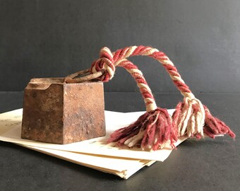 Pisapapeles de hierro vintage de 2 kg - Accesorio de escritorio rústico industrial con cordón decorativo (1930)