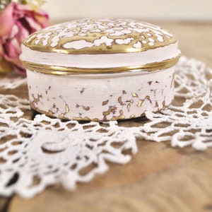Vintage Round Brass Box with Hand-Hammered Lid – 1980s Portuguese Craftsmanship, Unique Patina Finish