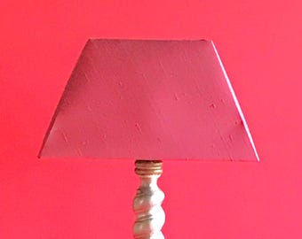 Pantalla de lámpara rectangular de seda color burdeos intenso, estilo vintage, diseño de estudio de los años 90.