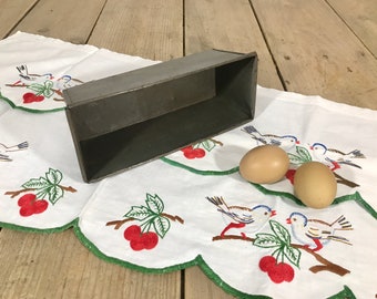 Antique English cake baking pan with rust (1910s)