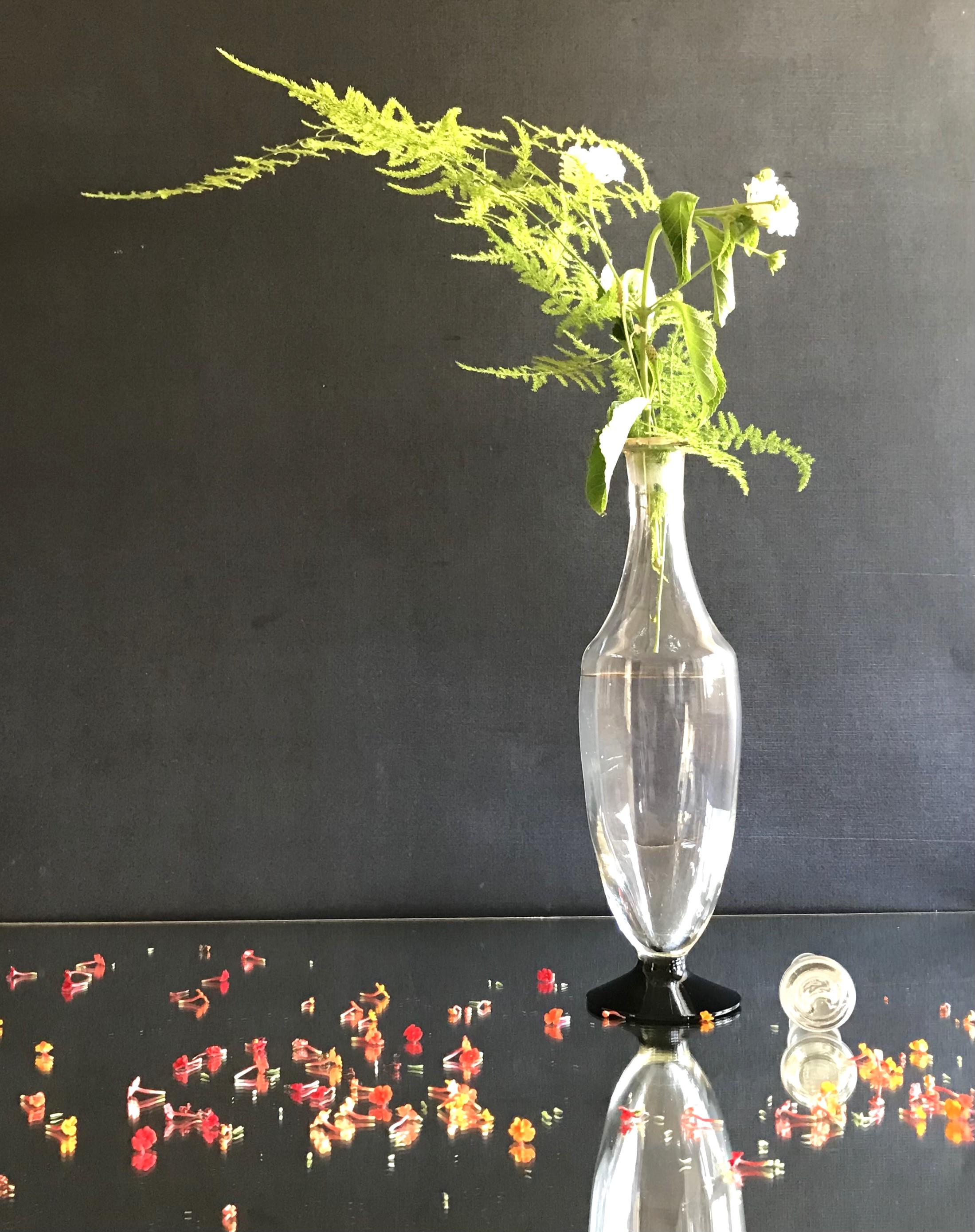 ドイツ製のガラス工芸品で、ハンドペイントまたはエナメル彩で花柄が