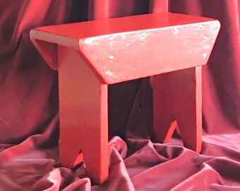 Middeleeuwse geverfde houten kruk – massieve zitting, levendige rode geëmailleerde afwerking, Portugal, ca. Jaren 40