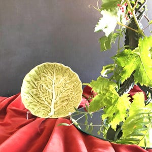 Coupe vintage Bordallo Pinheiro, chou vert clair, D 18 cm - Majolique portugaise, années 80