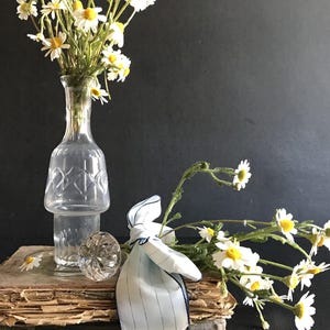 Juego de vinagreras vintage de cristal tallado: dispensador de aceite de oliva y vinagre, plato con borde dorado