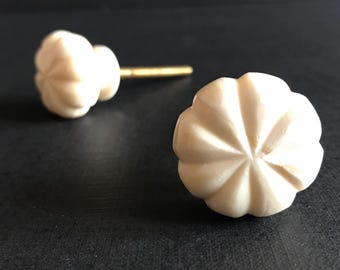 Pair of Round Pulls – Floral Design in Buffalo Bone, Handcrafted – For Drawers & Cabinets (3 cm Diameter)