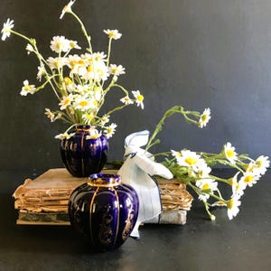 Jarrones de altar antiguos: porcelana azul cobalto y dorada, arte portugués decorado a mano