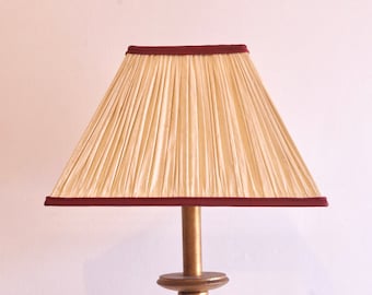Pantalla de lámpara cuadrada de seda color marfil, con volantes y ribete burdeos, hecha a mano, estilo vintage.