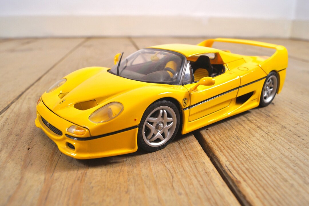 Raro modello di auto d'epoca Ferrari F50 gialla in scala 1:18
