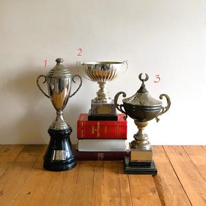 Vintage Metall Trophy Cup: Patina Finish, Photo Prop, Sammlerstück - Wähle Deine Nummer