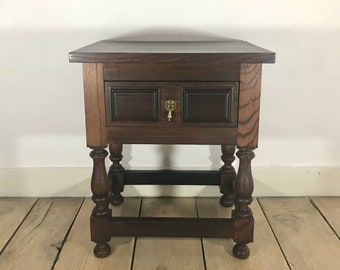 Mesa auxiliar de madera con cajón (años 80)