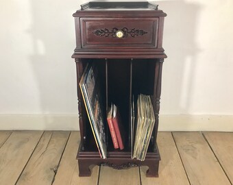 Mesa auxiliar de madera con cajón (años 80)