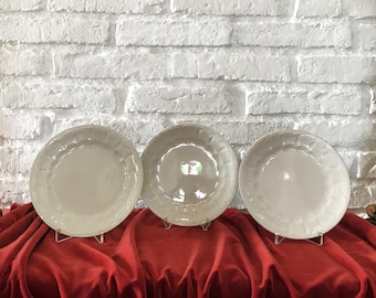 Piatti antichi in maiolica di Sacavém, con decorazioni a rilievo in smalto avorio, ceramica portoghese (anni '10 del Novecento)