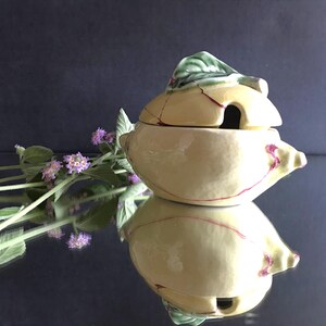 Tarro de mermelada de limón amarillo vintage de Bordallo Pinheiro – Mayólica de los años 80, Kintsugi, restaurado con un toque magenta.