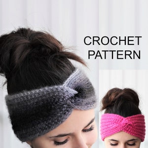 Könnte beinhalten: Zwei Frauen tragen gehäkelte Stirnbänder. Das Stirnband links ist ein Farbverlauf von Grau und Schwarz. Das Stirnband rechts ist pink. Der Text "CROCHET PATTERN" wird über den Bildern angezeigt.