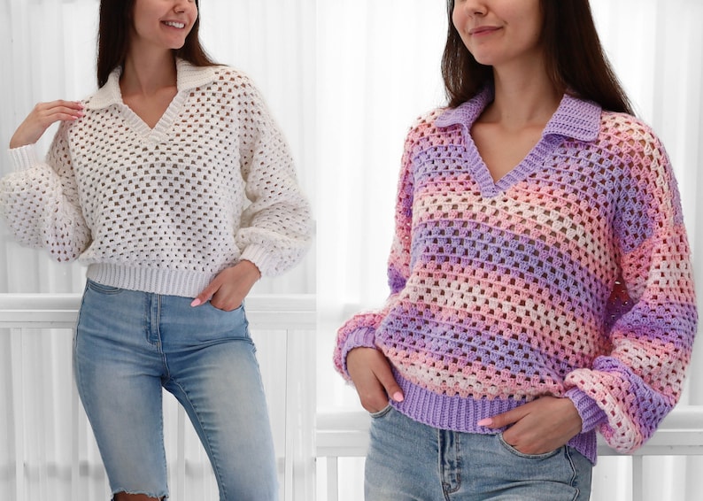 Peut inclure: Deux femmes portant des pulls en crochet avec un col en V et un col montant. Le pull &agrave; gauche est blanc et le pull &agrave; droite est ray&eacute; de rose, blanc et violet.
