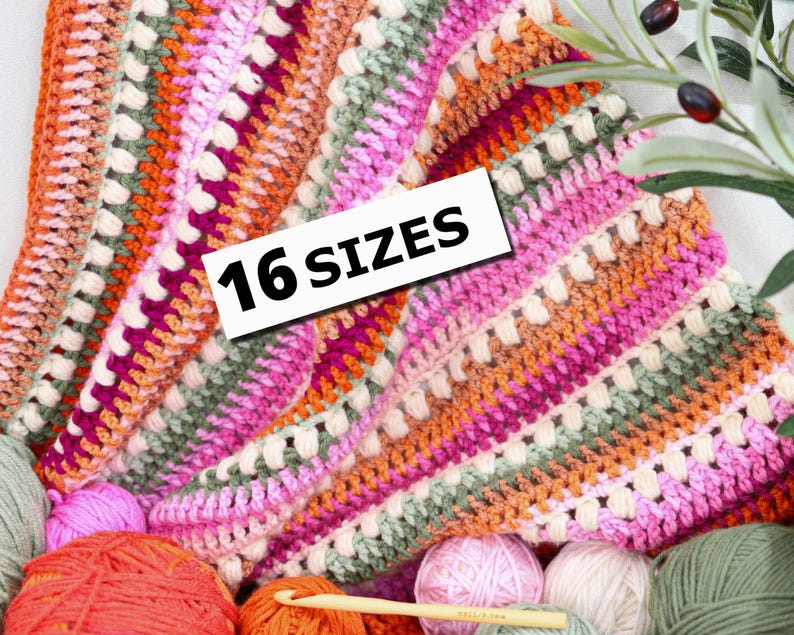 Pu&ograve; includere: Una colorata coperta all'uncinetto nei toni dell'arancione, del rosa e del verde, con un bordo bianco. Il testo "16 SIZES" &egrave; visualizzato su un rettangolo bianco. Diversi gomitoli di lana di vari colori e un uncinetto sono in basso.