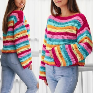Peut inclure: Un haut en crochet ray&eacute; color&eacute; &agrave; manches longues et &agrave; col large. Le haut est fait de plusieurs couleurs vives, dont le rose, le bleu, le jaune et l'orange.
