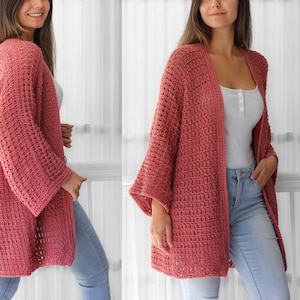 Pu&ograve; includere: Un cardigan rosa in crochet con una vestibilit&agrave; ampia e aperto sul davanti. Il cardigan presenta un delicato motivo a punto e maniche lunghe.