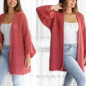 Pu&ograve; includere: Un cardigan lungo aperto sul davanti, di colore rosa polvere, lavorato a uncinetto con un motivo a punto traforato. Il cardigan ha maniche larghe e fluide e una vestibilit&agrave; rilassata.