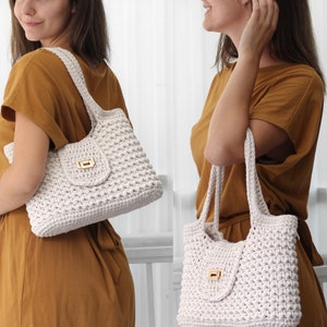 Puede incluir: Dos bolsos de mano de crochet blanco con cierre de broche dorado. Los bolsos tienen un dise&ntilde;o texturizado y tejido.