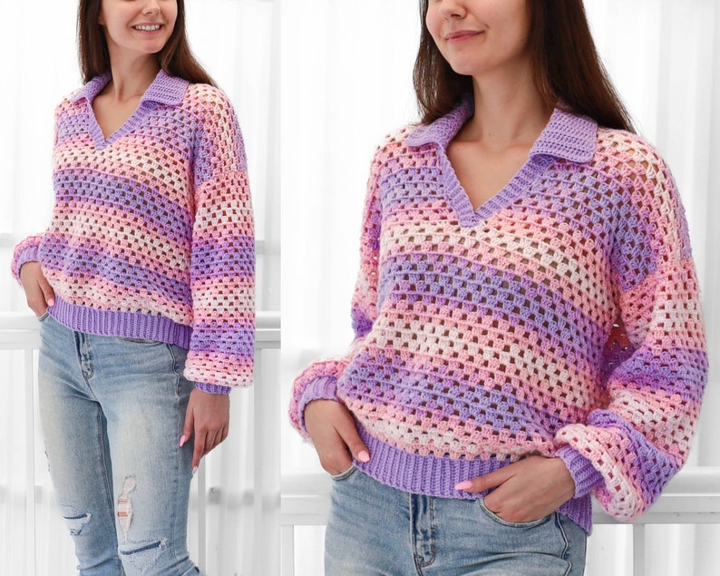 Peut inclure: Un pull en crochet ray&eacute; violet et rose avec un col en V et un col. Le pull est ample et &agrave; manches longues.