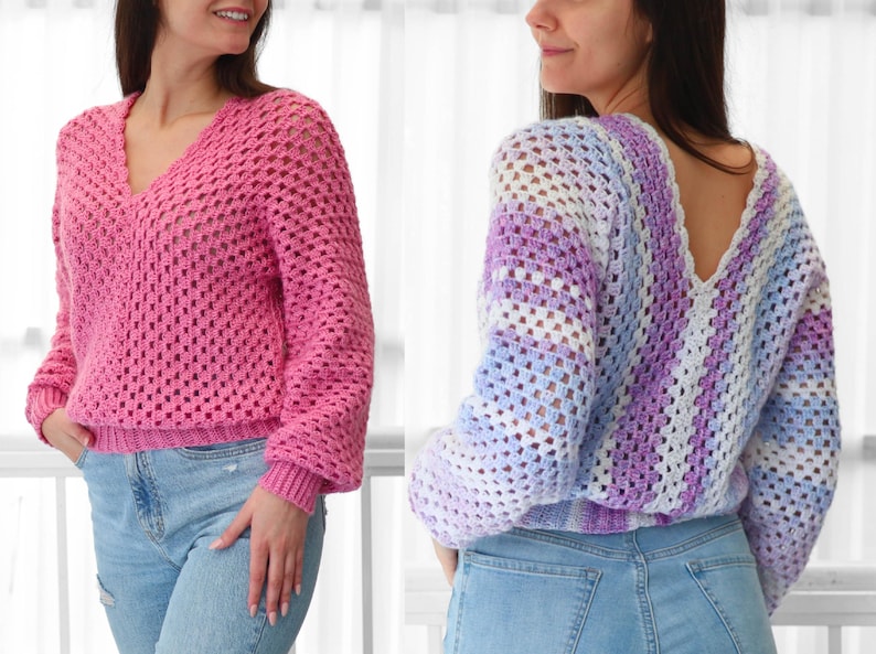 Pode incluir: Dois su&eacute;teres de croch&ecirc;, um rosa e outro com listras azuis, roxas e brancas. Ambos os su&eacute;teres t&ecirc;m um decote em V e s&atilde;o curtos.