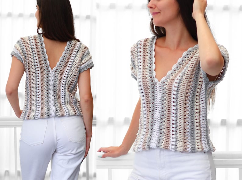 Puede incluir: Top de crochet de manga corta con cuello en V en una paleta de colores neutros de blanco, gris y marr&oacute;n. El top presenta un borde festoneado a lo largo del escote y las mangas. El dise&ntilde;o de tejido abierto es visible.