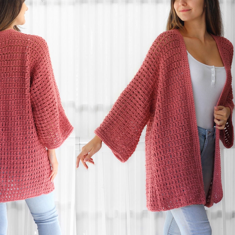 Pu&ograve; includere: Un cardigan rosa lavorato a uncinetto con una vestibilit&agrave; ampia e maniche lunghe. Il cardigan &egrave; aperto sul davanti e presenta un design semplice ed elegante.