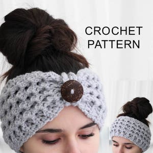 Può includere: Un cerchietto in crochet grigio con un bottone di legno. Il cerchietto è indossato da una persona con un chignon. CROCHET PATTERN è scritto in nero sopra il cerchietto.