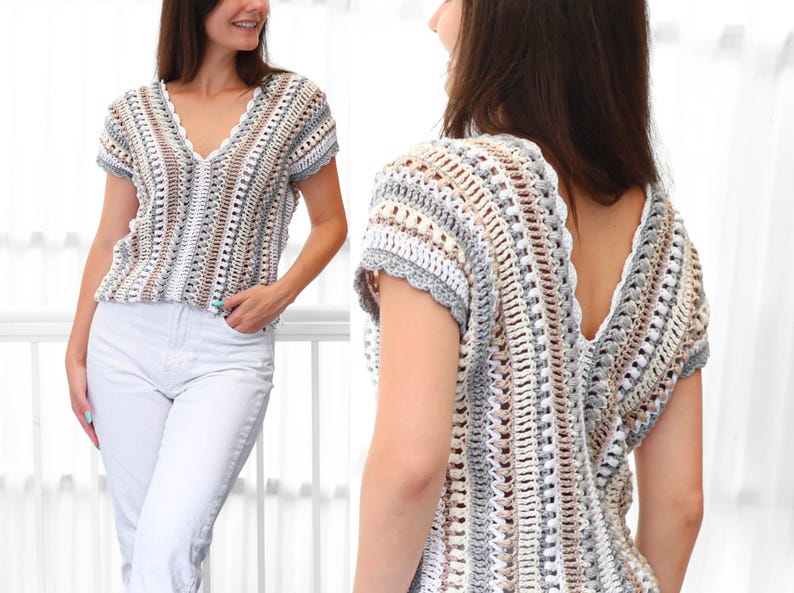Puede incluir: Top de crochet de manga corta y cuello en V en tonos neutros de blanco, gris y beige. El dise&ntilde;o de tejido abierto crea una apariencia texturizada. La parte superior es una prenda hecha a mano, adecuada para uso casual.