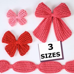 Puede incluir: Tres lazos de ganchillo en varios tonos de rosa y rojo, que incluyen un lazo pequeño rosa claro, un lazo mediano rojo y un lazo grande rosa oscuro. Una tarjeta cuadrada blanca con el texto negro 3 SIZES se encuentra junto a los lazos.