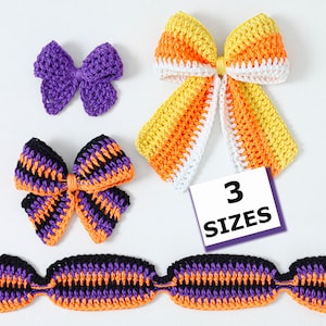 Könnte beinhalten: Drei gehäkelte Schleifen und ein gehäkeltes Stirnband. Eine kleine violette Schleife, eine mittlere schwarz-orange-violett gestreifte Schleife und eine große gelb-orange-weiß gestreifte Schleife. Ein quadratisches Schild mit dem Text 3 SIZES ist enthalten.