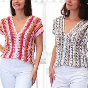 Pu&ograve; includere: Due top all'uncinetto con scollo a V. Un top presenta strisce rosa, bianche e gialle, mentre l'altro ha una palette di colori neutri di bianco, grigio e marrone. Entrambi i top hanno maniche corte e bordo smerlato.