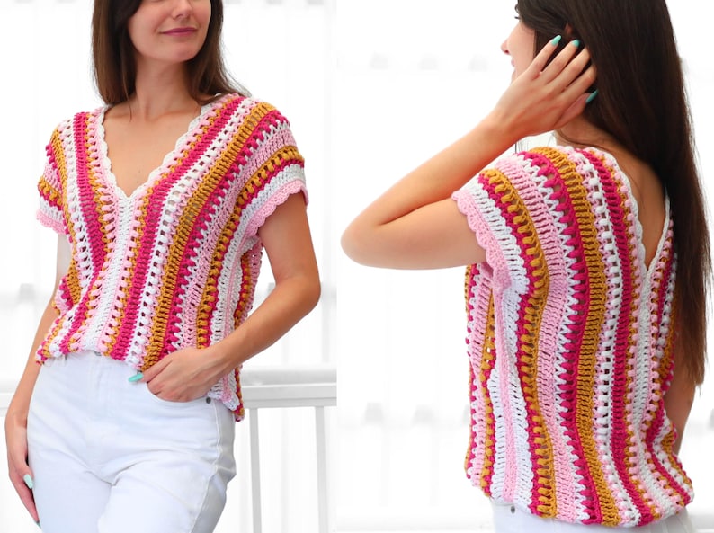 Pu&ograve; includere: Un top all'uncinetto fatto a mano e colorato con scollo a V. Il top presenta un motivo a righe nei toni del rosa, bianco e oro. Le maniche corte e lo scollo hanno un bordo smerlato. Il top &egrave; abbinato a pantaloni bianchi.