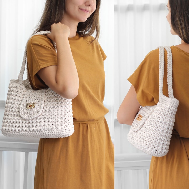 Puede incluir: Un bolso tote de crochet blanco con un cierre dorado. El bolso lo lleva una persona que lleva un vestido amarillo mostaza.