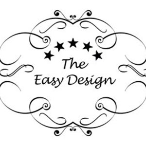 Puede incluir: Un logotipo en blanco y negro con un borde decorativo y cinco estrellas sobre el texto "The Easy Design".