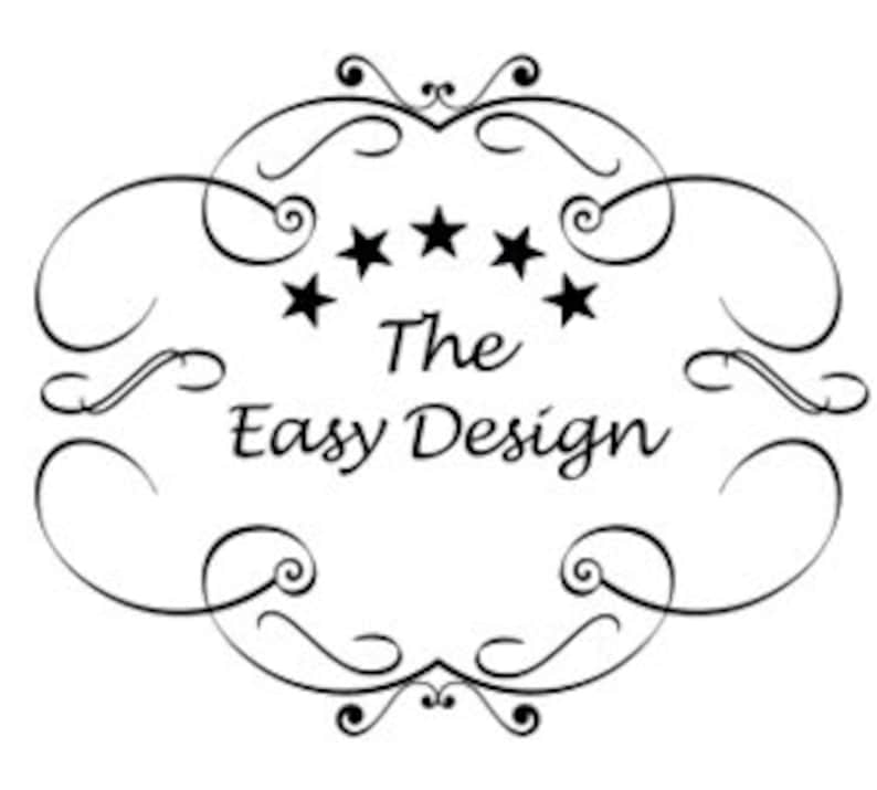 Puede incluir: Un logotipo en blanco y negro con un borde decorativo y cinco estrellas sobre el texto "The Easy Design".