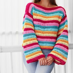 Peut inclure: Un haut en crochet ray&eacute; color&eacute; &agrave; manches longues et &agrave; col large. Le haut est fait dans une vari&eacute;t&eacute; de couleurs vives, y compris le rose, le bleu, le jaune et l'orange.