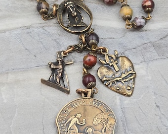 Quince torturas y sufrimientos secretos de Jesús. Rosario de bronce antiguo de ágata roja.