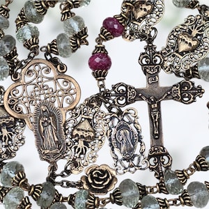 Dame von Guadalupe, Sacred Heart Heirloom-Rosenkranz -Bronze | Roter Rubin | Grüner Amethyst