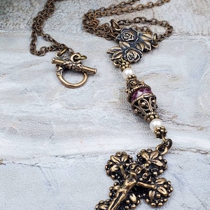 Mirakulösa Maria katolskt halsband, röd rubin, pärla, brons krucifix