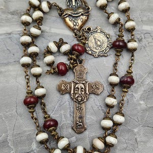 Rosario del Santo Rostro de Jesús y el Sagrado Corazón Sangrante - Bronce Premium/Howlita Blanca