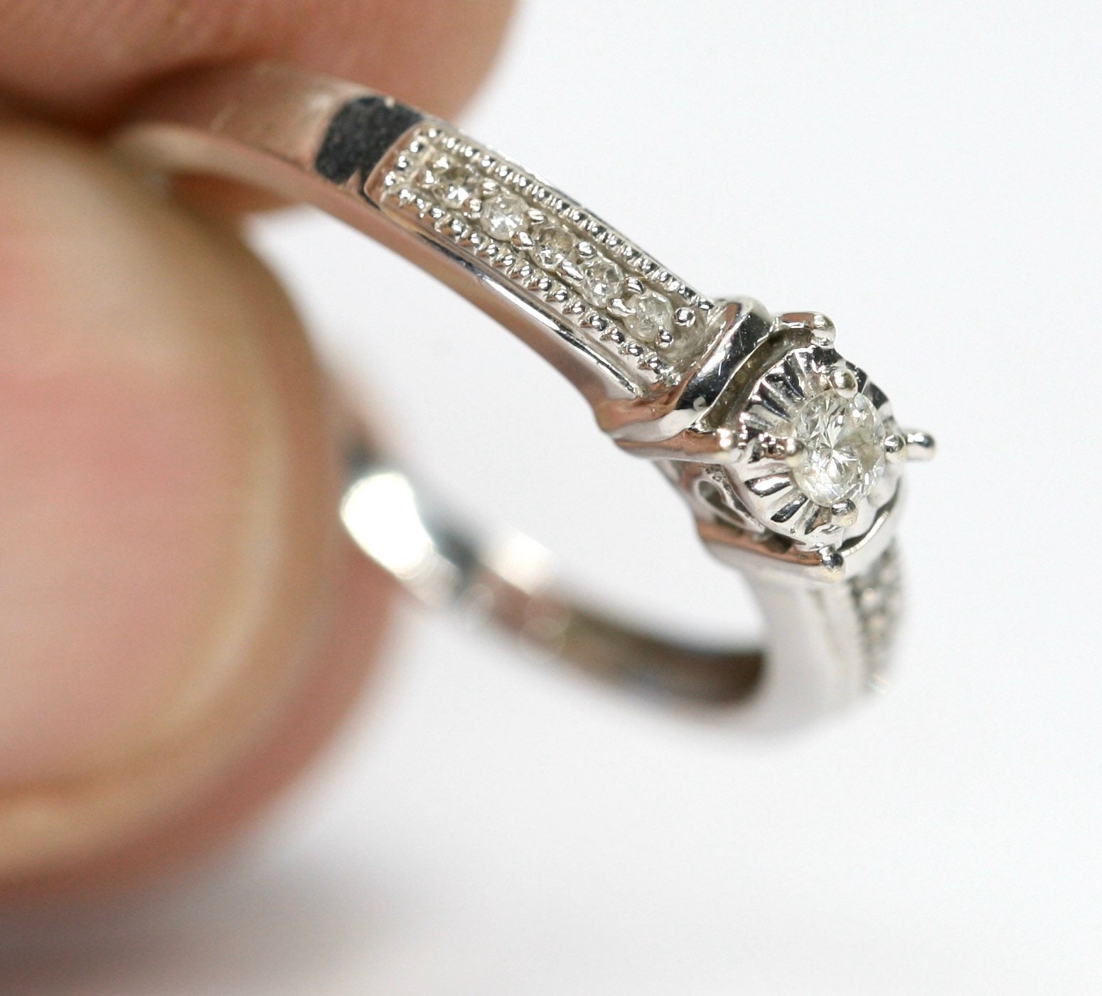Stunning Sparkling Vintage 9ct white gold Diamond engagement ring