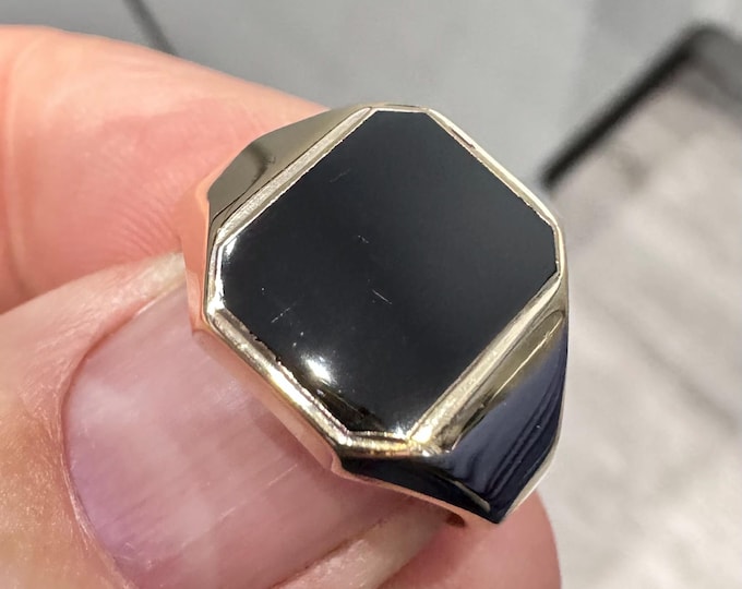 Vintage heavy 9ct gold Onyx signet ring - Hallmarked London 1991 - size Q or US 8 - 7.5gms