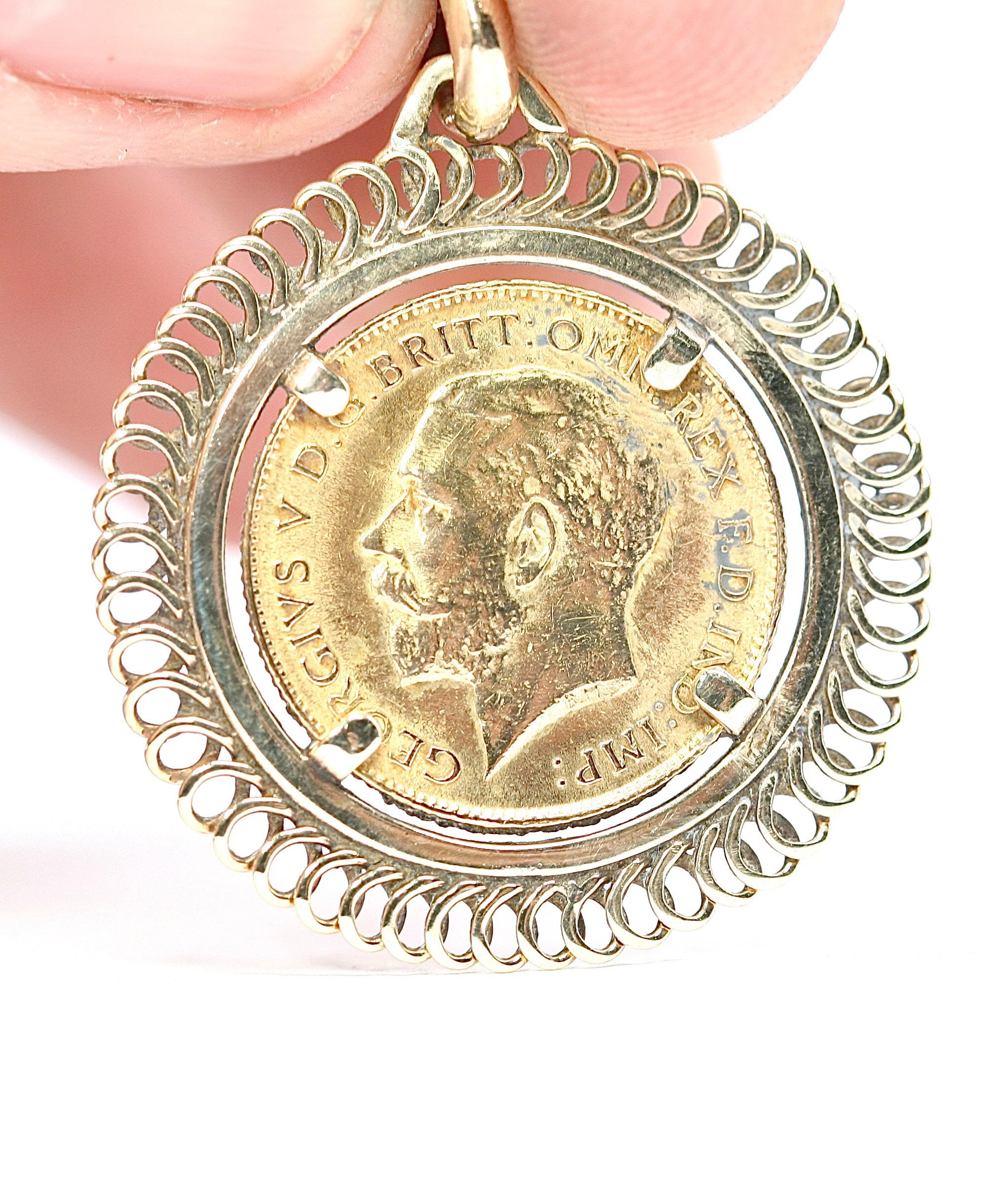 Antique 22ct gold King George V 1/2 Sovereign pendant - 1913