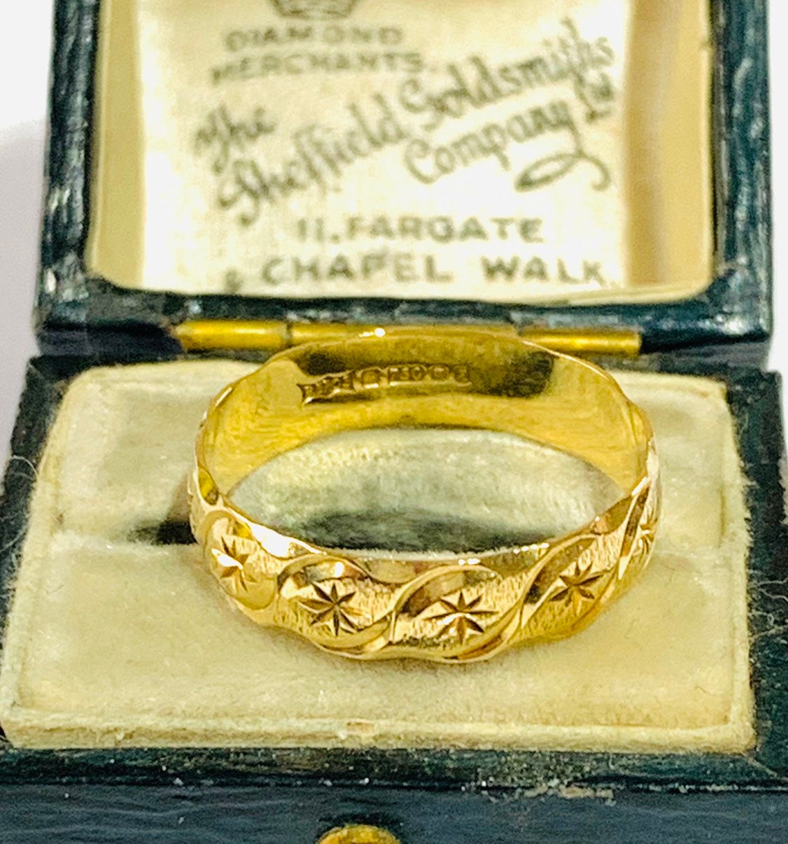 Stunning vintage 18ct gold patterned wedding ring - hallmarked London 1991