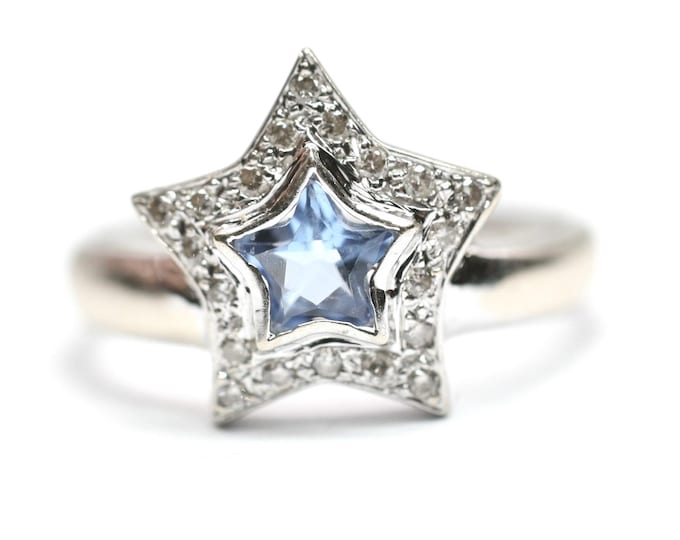 ZEN Diamonds - Superb 18ct white gold Sapphire and Diamond star shaped ring - stamped ZEN 750 - size N 1/2