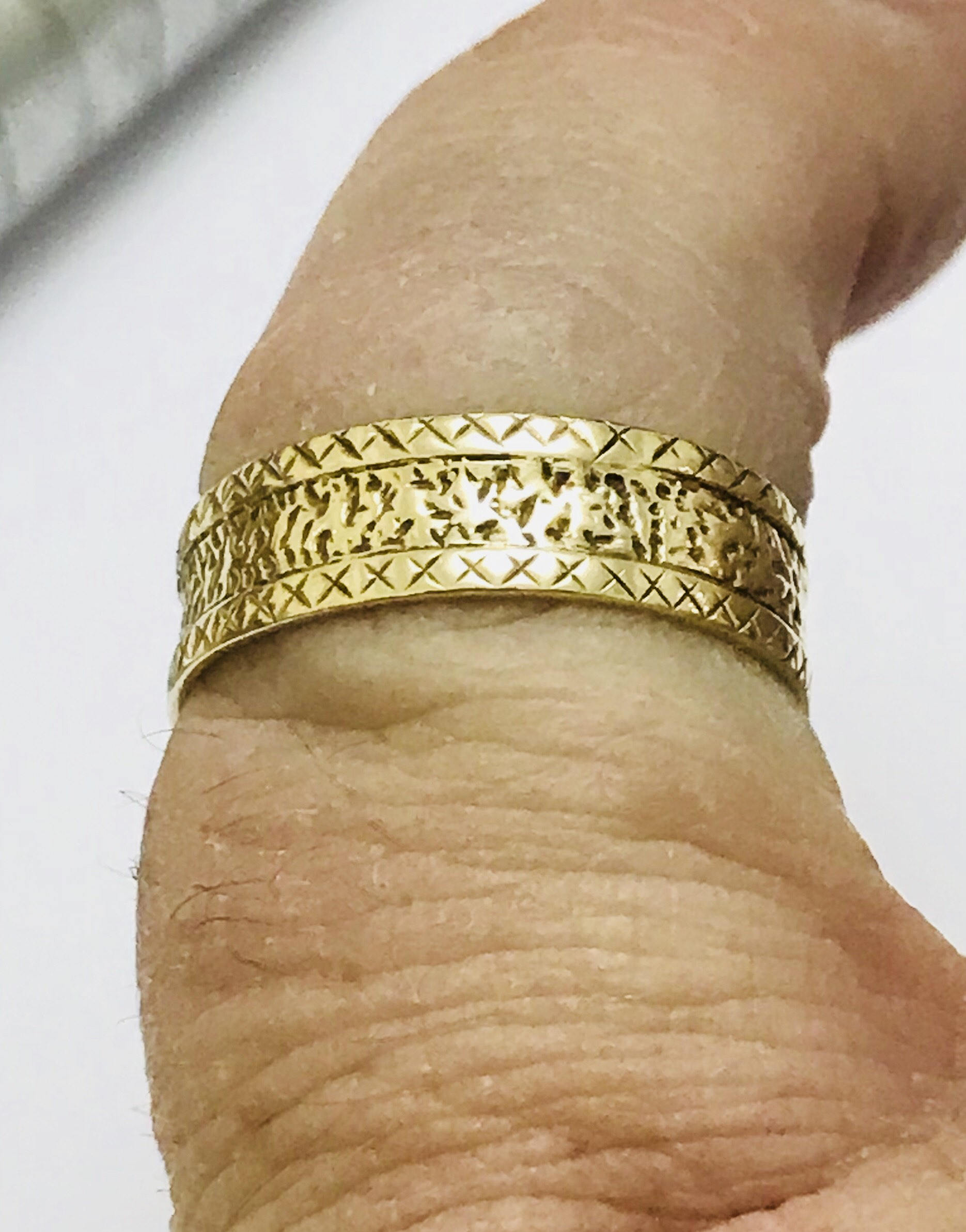 Lovely vintage 9ct gold wedding ring London 1978