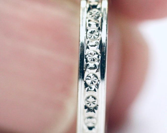 Vintage 18ct white gold patterned ring / wedding ring - fully hallmarked - size J 1/2 or US 5