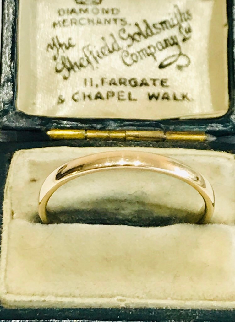 Superb vintage Dublin hallmarked 9ct gold wedding ring dated 1947